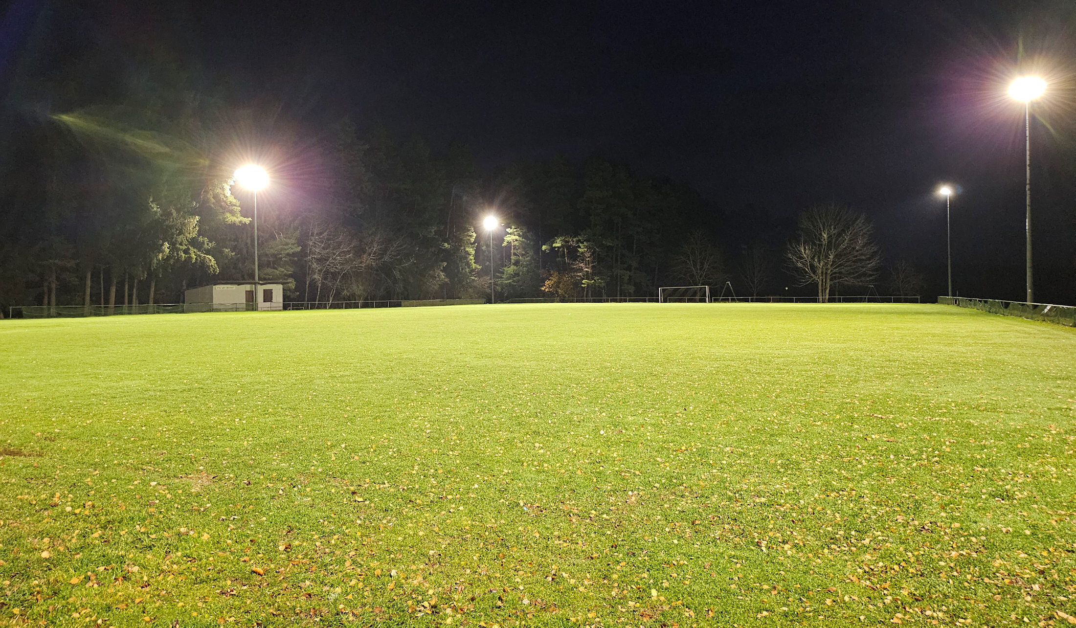 Hier sieht man gut, wie das Spielfeldes mit den neuen LED-Strahlern vollständig ausgeleuchtet wird